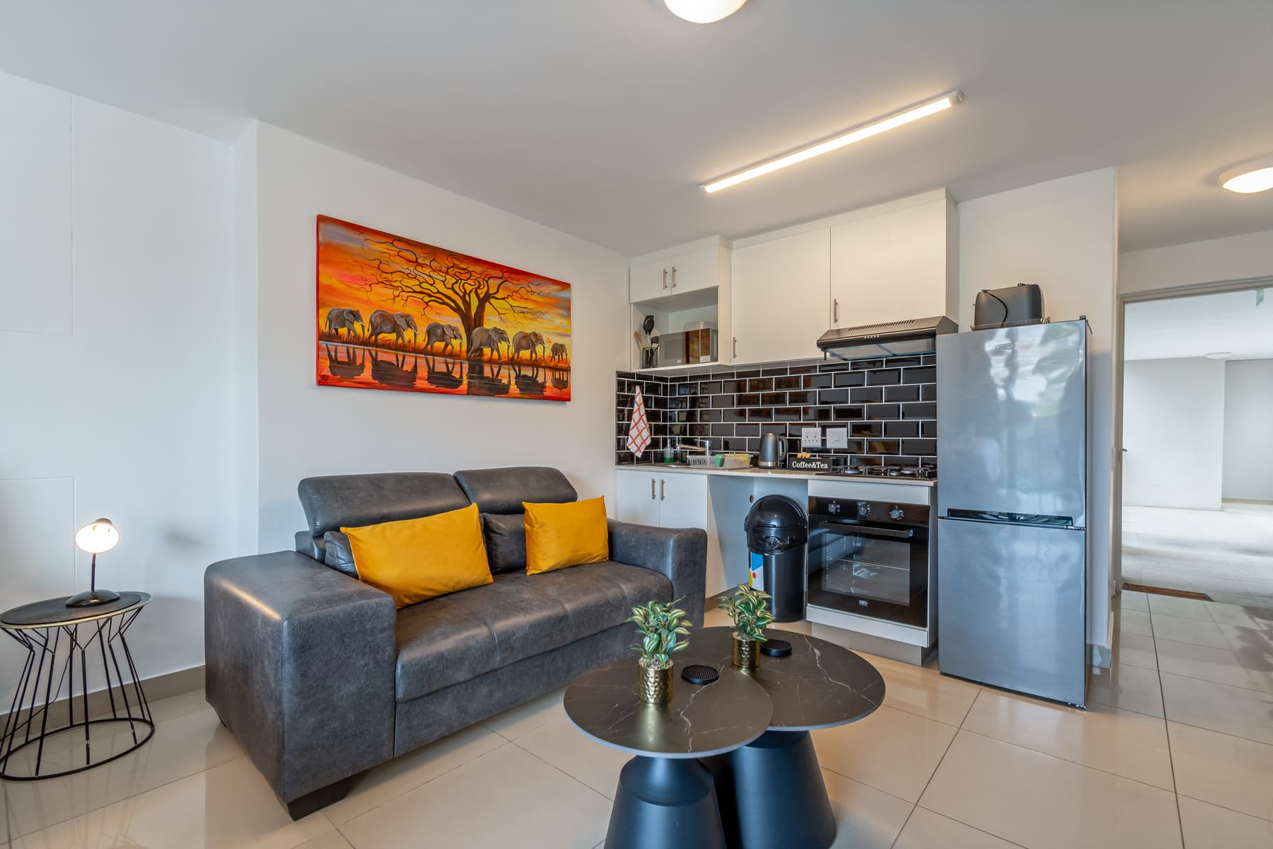 Dining table and kitchen in Studio Amber