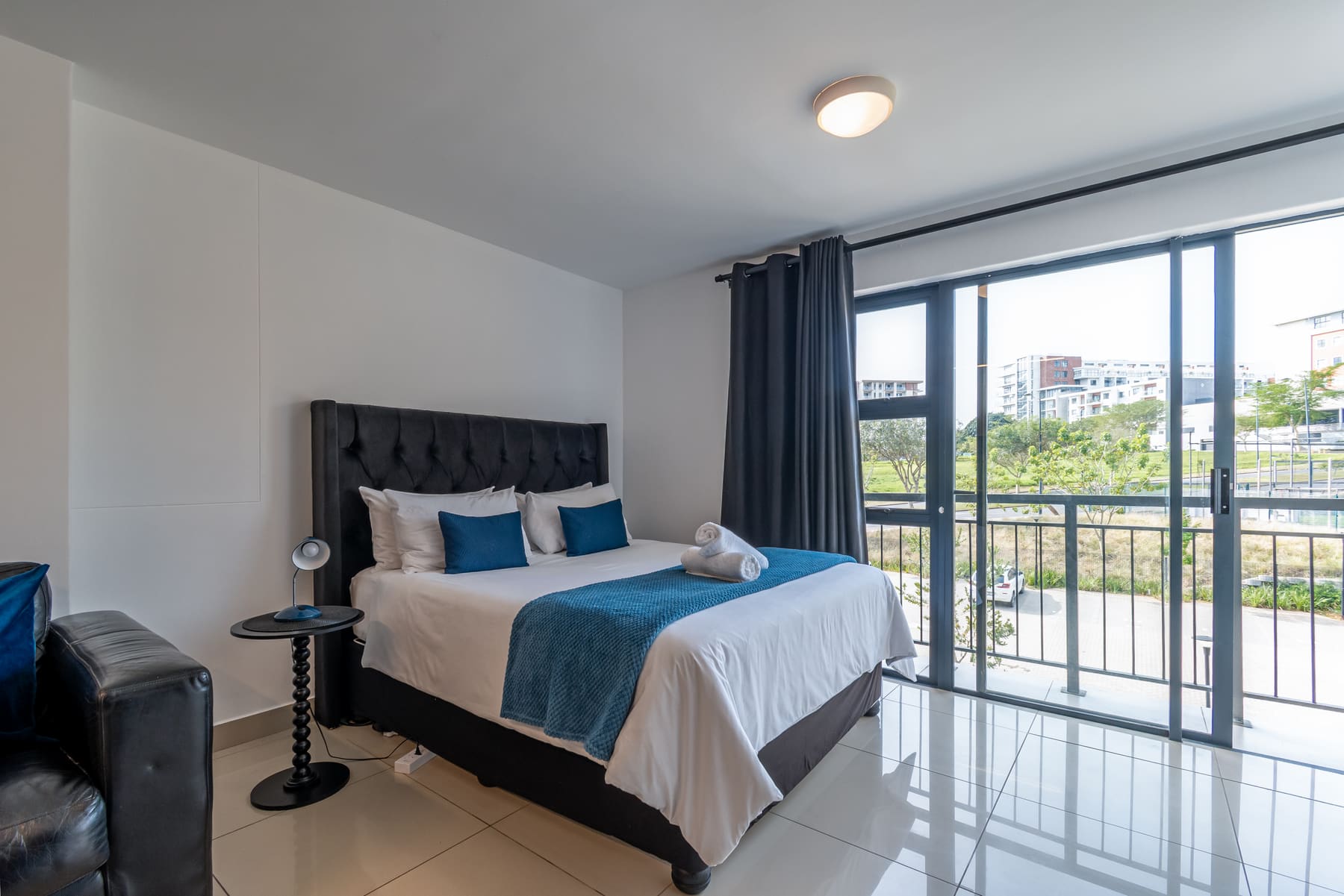 Sleeping and living area in Studio Azure