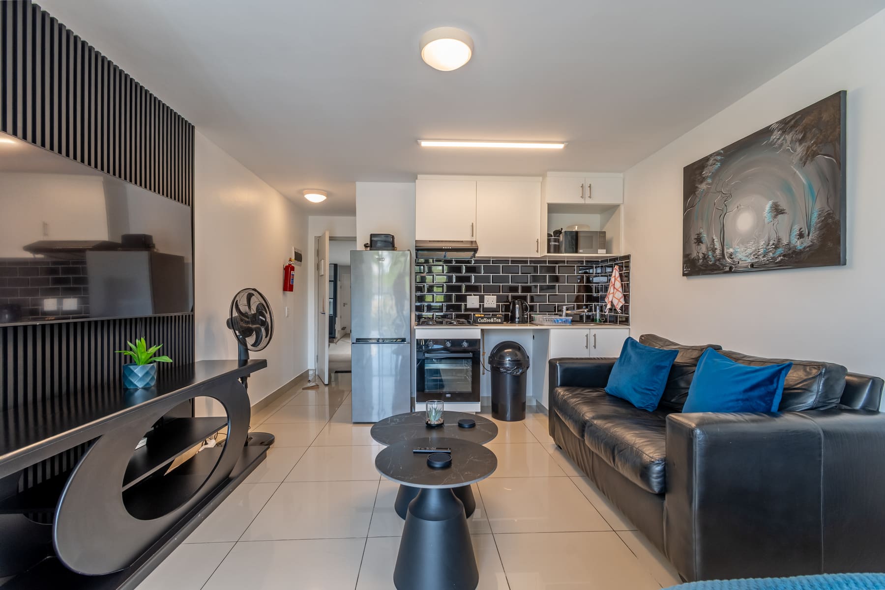 Kitchen and dining table in Studio Azure